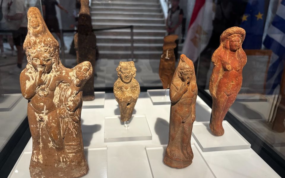 Greece hands over group of teracotta statuettes to Egypt
